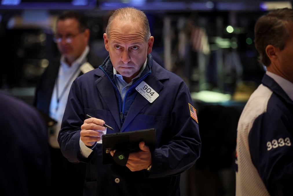 Des traders travaillent a la bourse de new york