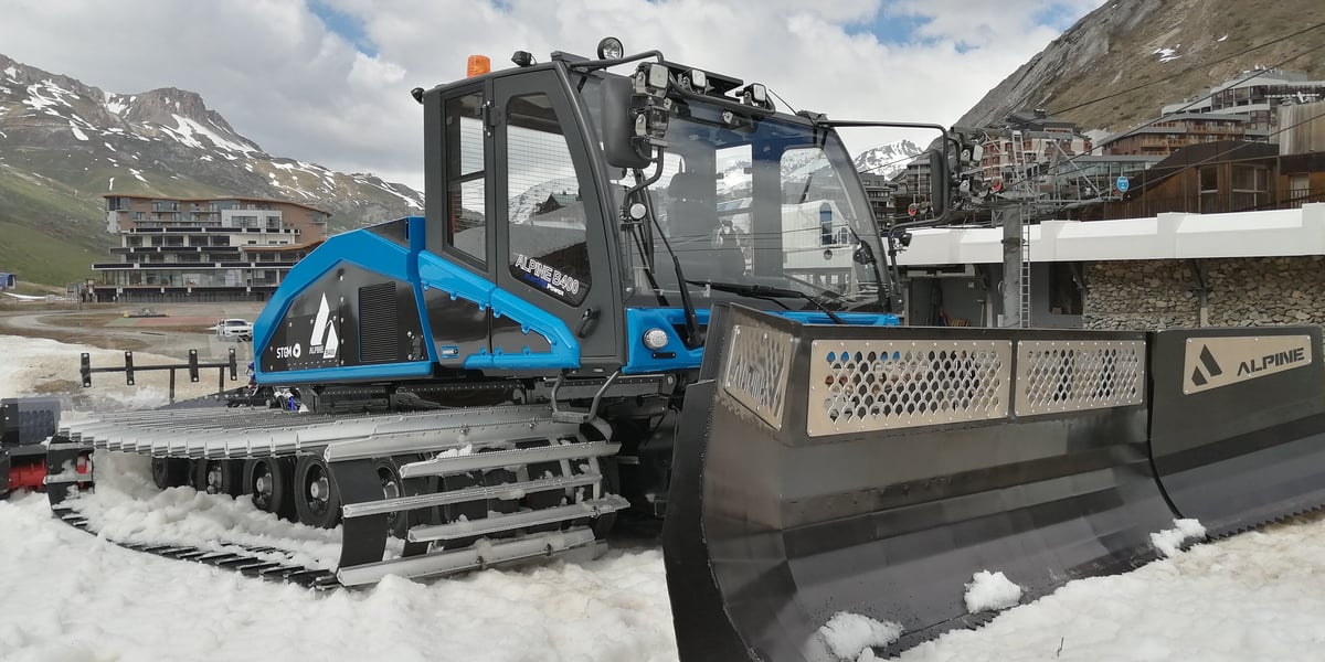 La dameuse développée par l'isérois CM Dupon avait été la première machine électrique opérationnelle pour le marché des domaines skiables.