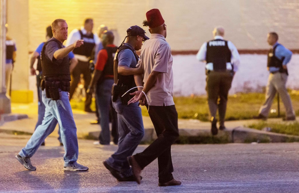 Manifestation a st. louis apres la mort d'un noir tue par des policiers