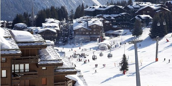 A Tignes, la fonte du glacier de la Grande Motte a entraîné la création d'un lac glaciaire placé sous étroite surveillance. Deux premières séries de travaux ont été menés en 2023 et en 2024 et de nouvelles solutions sont à l'étude pour son pompage définitif.