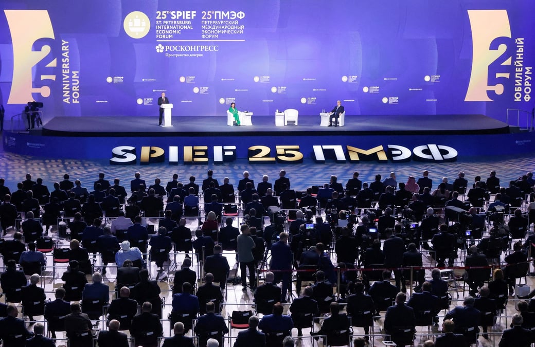 Session au forum economique international de saint-petersbourg (spief) a saint-petersbourg, russie