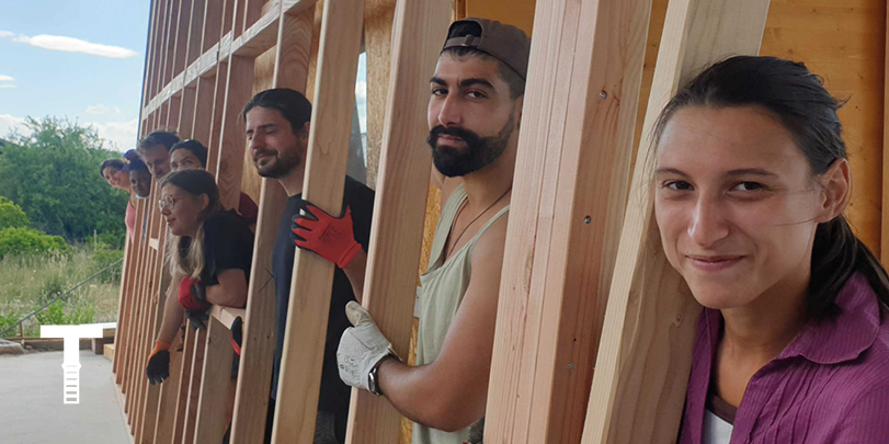 Au domaine du Mas Dieu, dans l’arrière-pays montpelliérain, l’équipe de Macondo est à l’ouvrage. Ici, place au partage de compétences, d’idées et d’outils au service du collectif dont l’objectif, clairement affiché, est de proposer de nouveaux modèles pour un avenir durable.