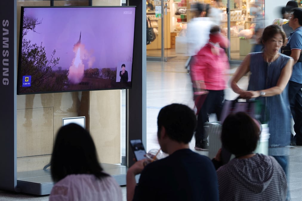Des passagers a la gare de seoul suivent une emission televisee sur la coree du nord tirant un missile balistique. /photo prise le 12 juillet 2023/reuters/kim hong-ji