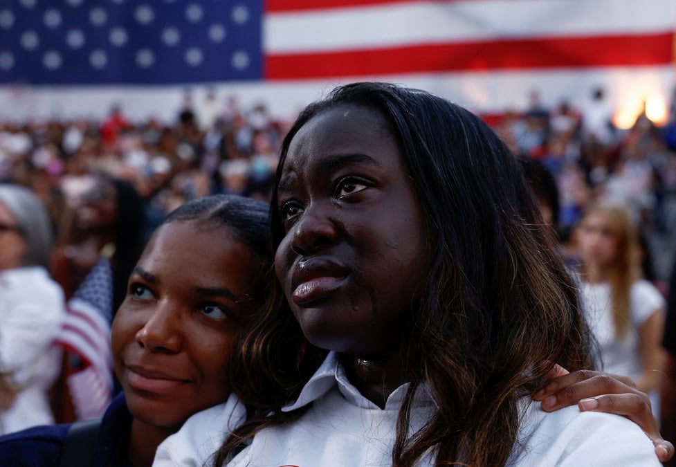 Des supporters de kamala harris reagissent aux resultats des elections americaines