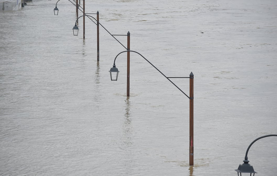 Des lampadaires partiellement submerges sont visibles le long du fleuve po a turin