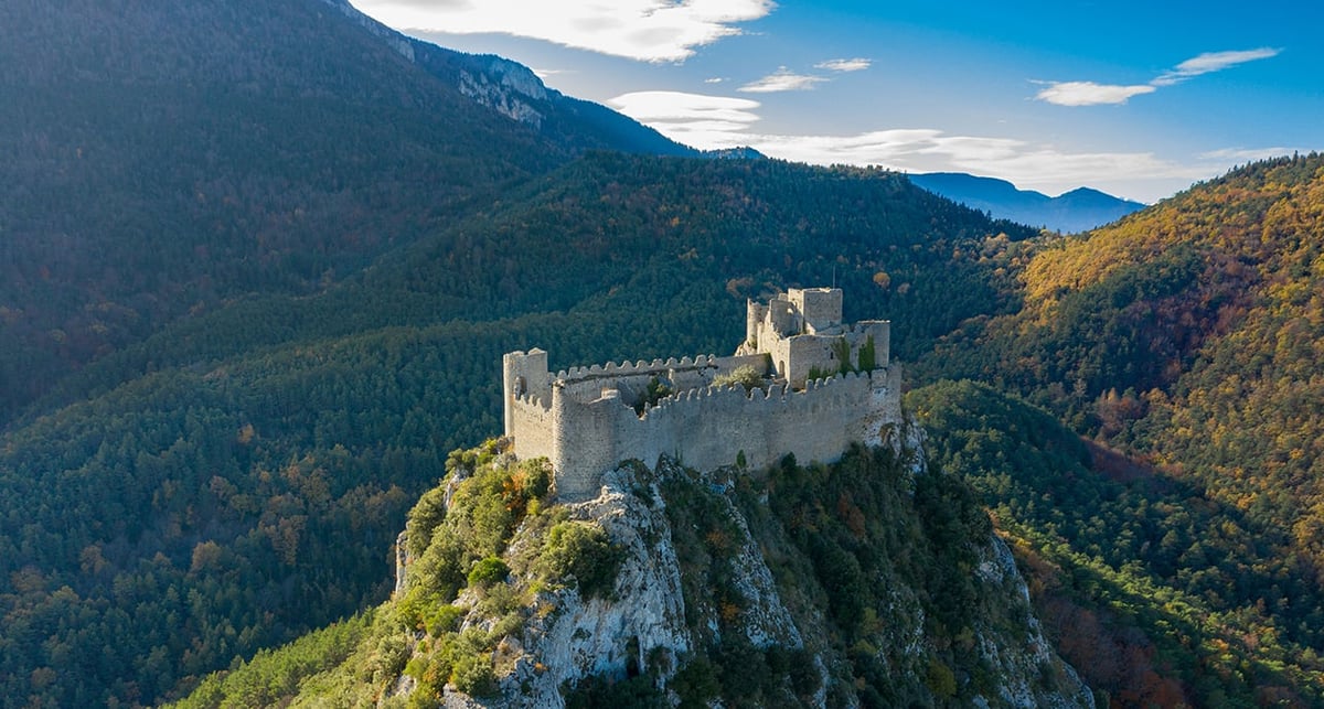 Le Château de Puilaurens est un ancien château fort dit « cathare », situé dans le département de l'Aude, en région Occitanie.