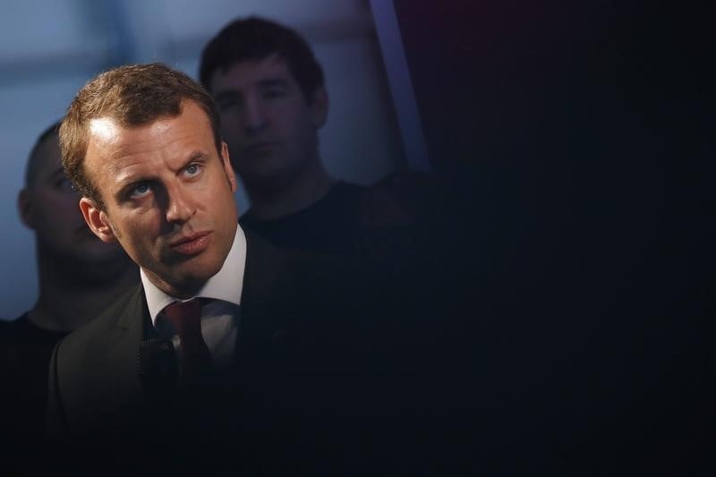 L'iconoclaste macron froidement accueilli par les deputes ps