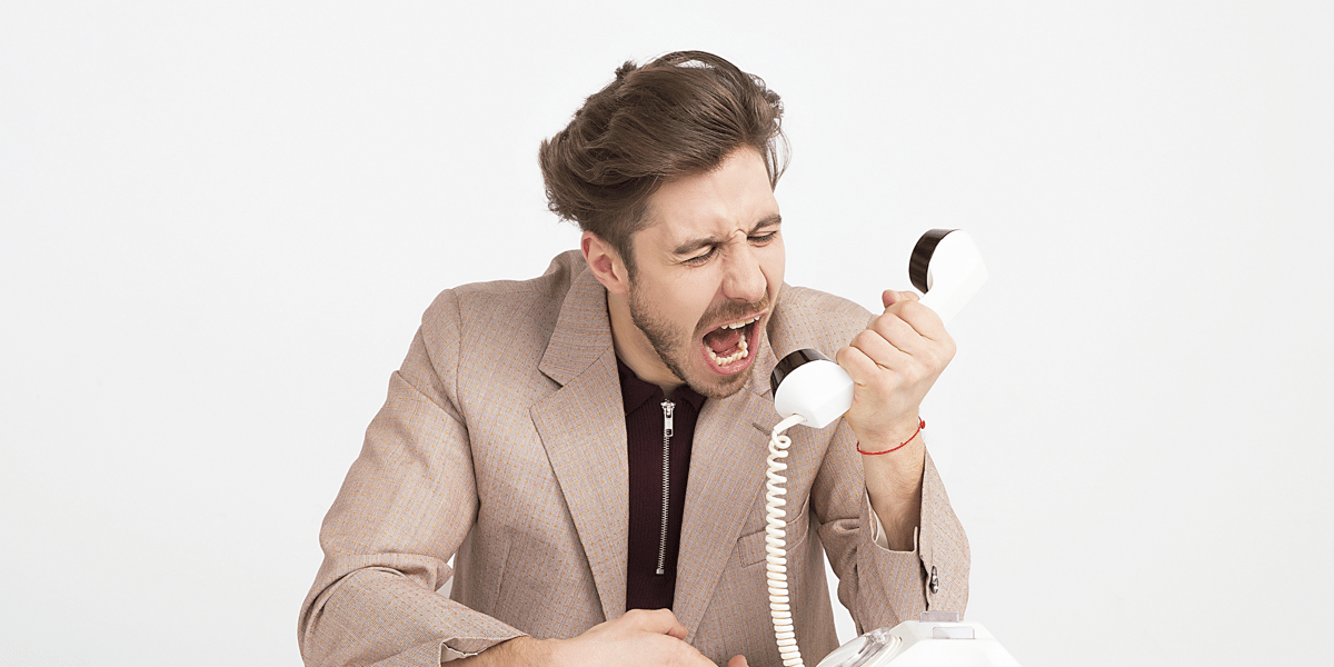 Illustration salarié, employé en colère, démarchage téléphonique