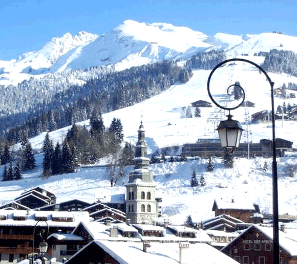 Pour le maire de La Clusaz, la station située « dans un massif karstique qui ne retient pas l'eau » a « réellement besoin d'eau ».