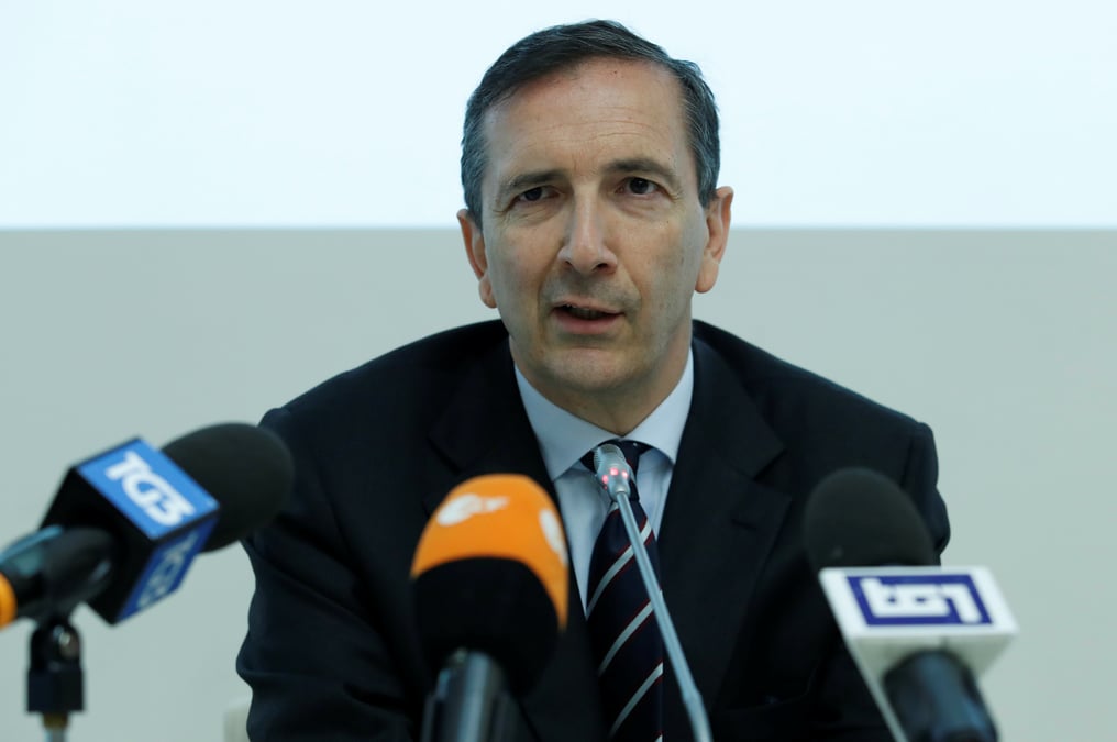 Le patron de telecom italia pret a partir pour faciliter l'examen de l'offre de kkr