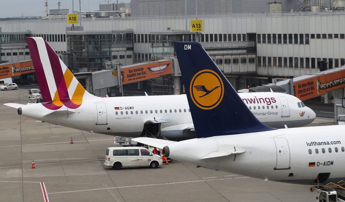 Photo d'archives d'avions sur l'aeroport de dusseldorf