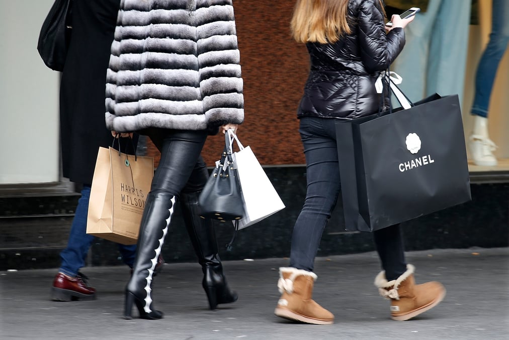 Photo de clients avec des sacs de courses