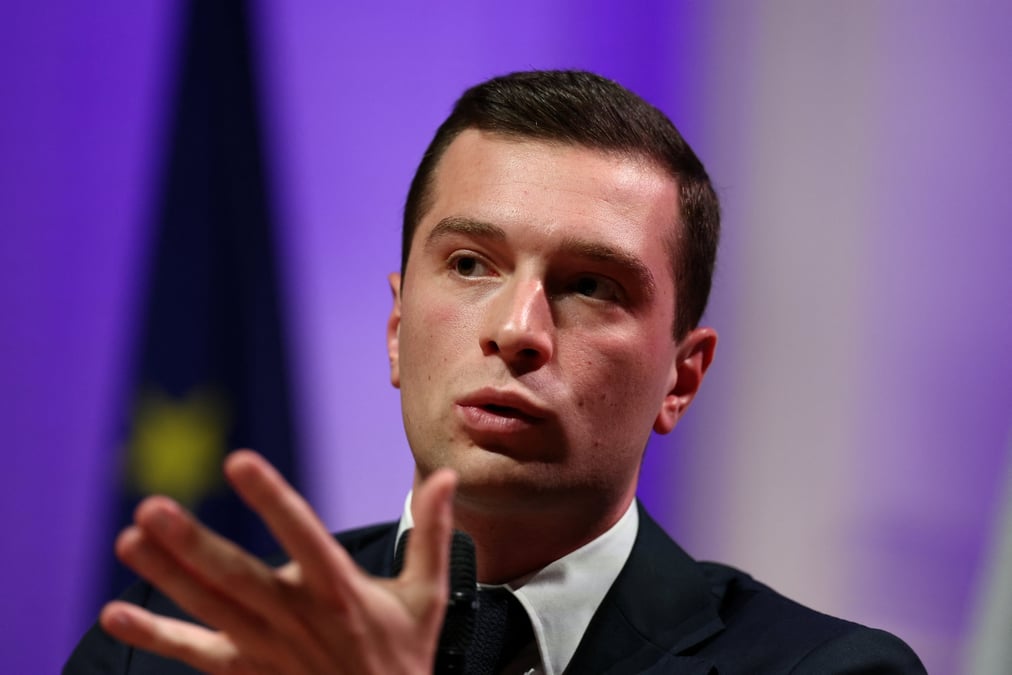 Le président du Rassemblement national, Jordan Bardella, défend la baisse de la TVA de 20% à 5,5% sur les prix des carburants et des énergies.