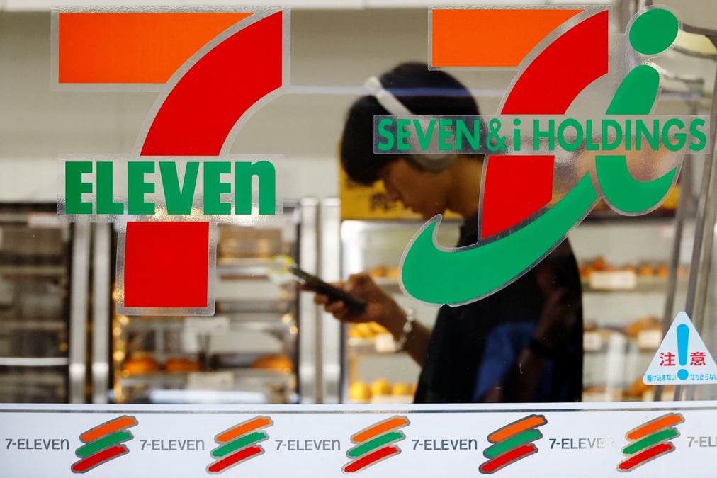 Le logo de seven & i sur un magasin 7-eleven a tokyo