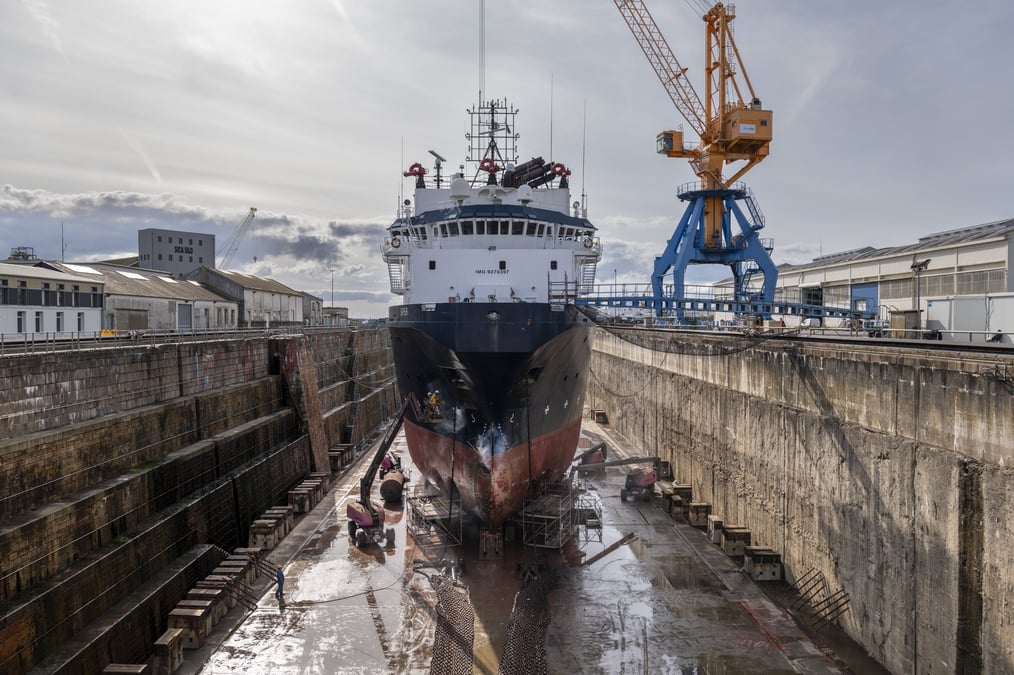 Au port de Brest, le chantier d'électrification des quais concerne en priorité l'activité de réparation navale. L'opération est évaluée à 15 millions d'euros et se déroulera en plusieurs étapes entre 2027 et 2029.