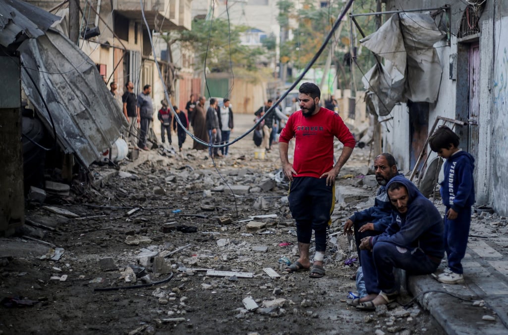 Des habitants de khan younes, a gaza, apres des frappes israeliennes