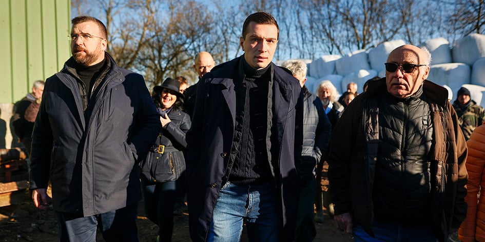 Jordan Bardella à la rencontre des agriculteurs à Queyrac (Gironde), dans le Médoc, samedi 20 janvier.