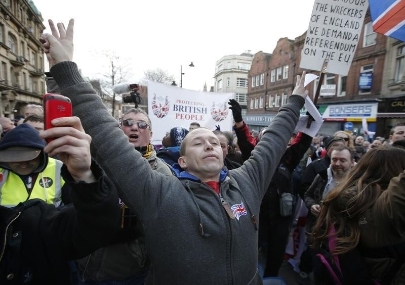 Manifestations de partisans et d'opposants a pegida a newcastle