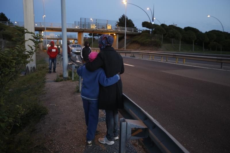 Un ministre britannique dit qu'un afflux de migrants constitue une menace