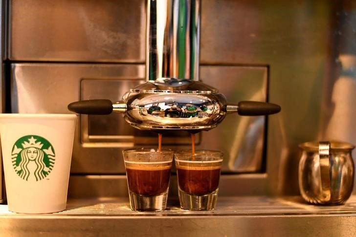 Starbucks decoit avec ses ventes, le titre chute