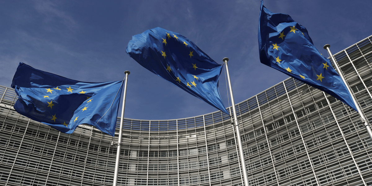 Des drapeaux de l'ue devant le siege de la commission europeenne