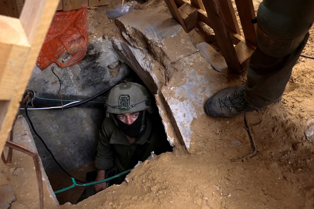 Des soldats israeliens a la sortie d'un tunnel dans l'enceinte de l'hopital al shifa dans la ville de gaza
