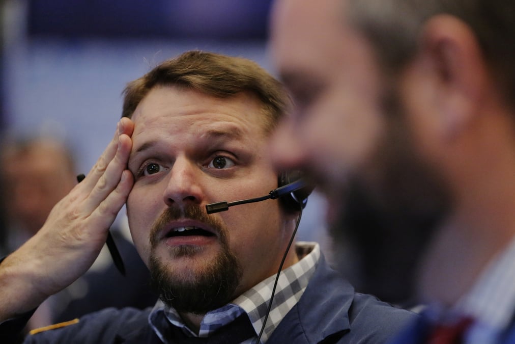 Des traders travaillent a la bourse de wall street