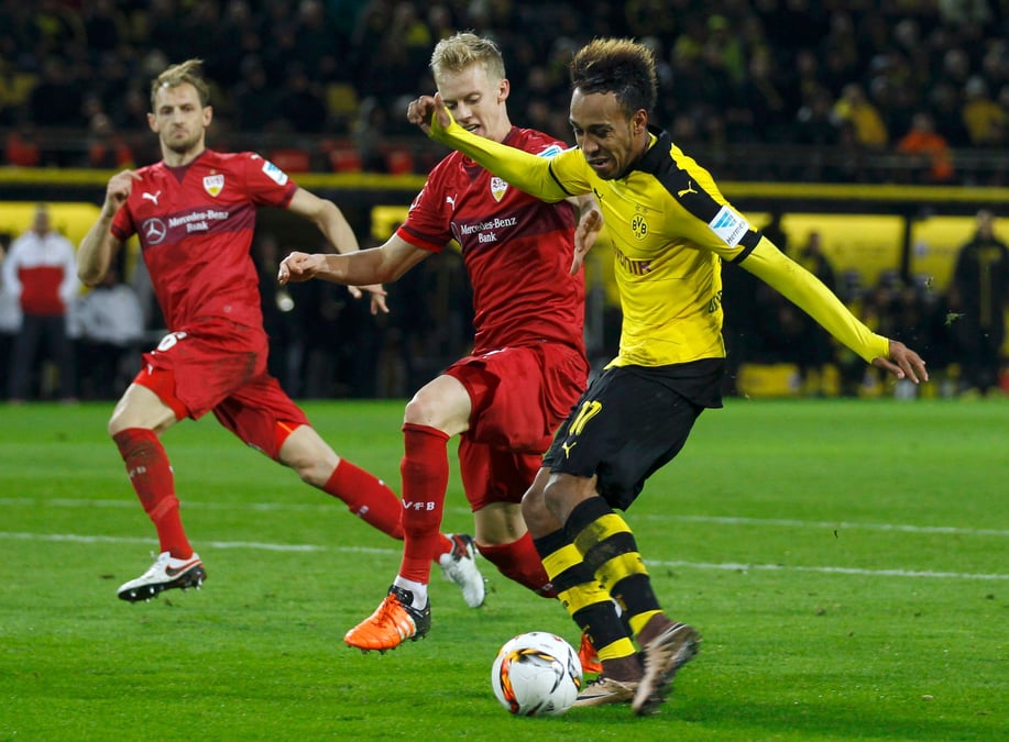 Dortmund et aubameyang en feu, wolfsburg freine