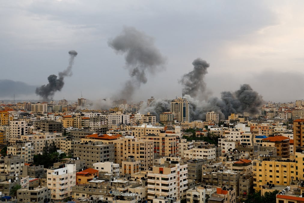 Photo d'archives: de la fumee monte apres les frappes israeliennes a gaza