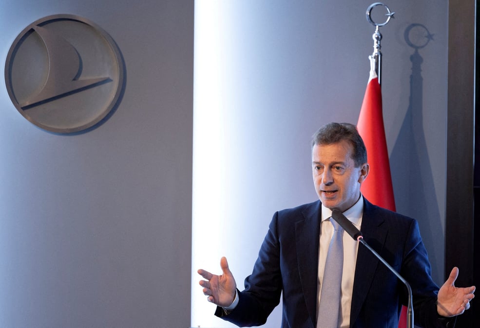 Guillaume faury lors d'une ceremonie de signature a istanbul