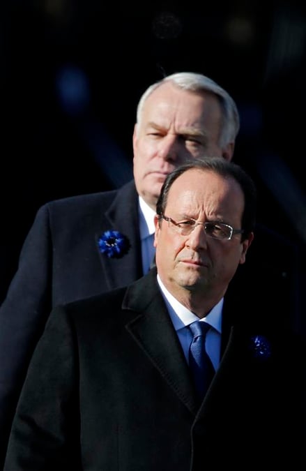 Hollande hué, "c'est la République que l'on vise", juge Ayrault