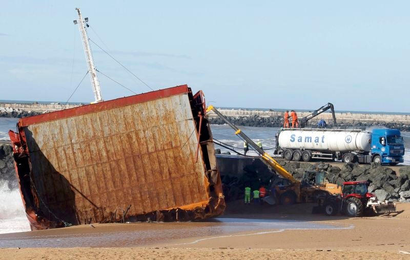 Le démantèlement du cargo échoué à Anglet durera deux mois