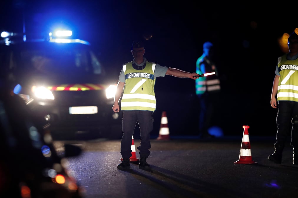 Une jeune fille tuee par une voiture foncant sur une terrasse