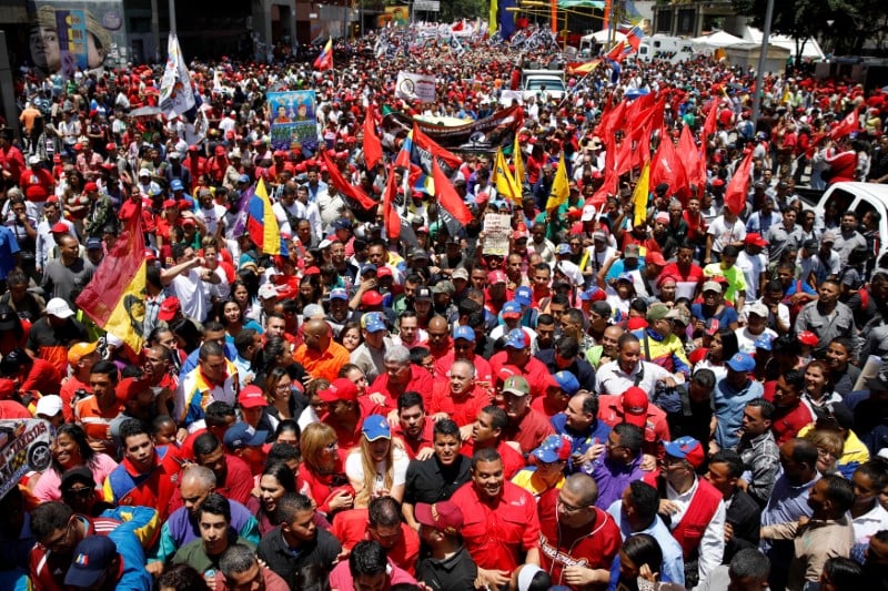 Rassemblement pro-maduro a caracas apres l'attaque au drone