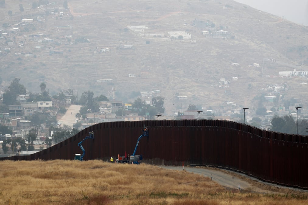 La cour supreme autorise trump a utiliser des fonds du pentagone pour son mur
