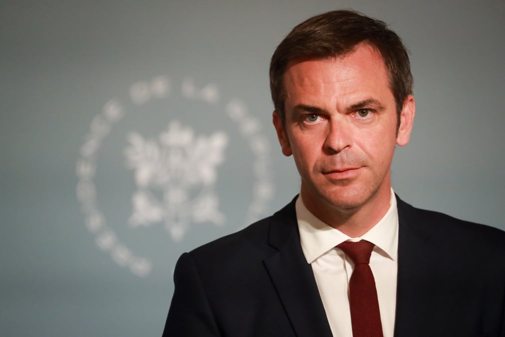 France: l'epidemie n'est pas encore "derriere nous", dit veran
