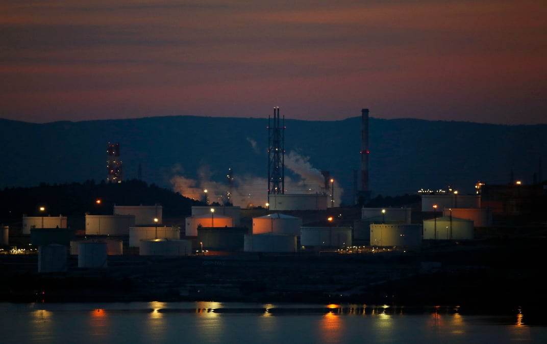 La commission europeenne presente un plan pour reduire sa dependance aux energies fossiles russes