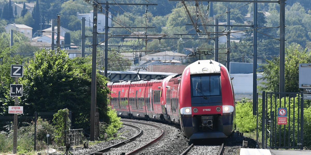 Le 29 août 2022, les circulations de voyageurs reprennent sur la ligne SNCF de la rive droite du Rhône, reliant Pont-Saint-Esprit, Avignon et Nîmes, avec une desserte à Bagnols-sur-Cèze.