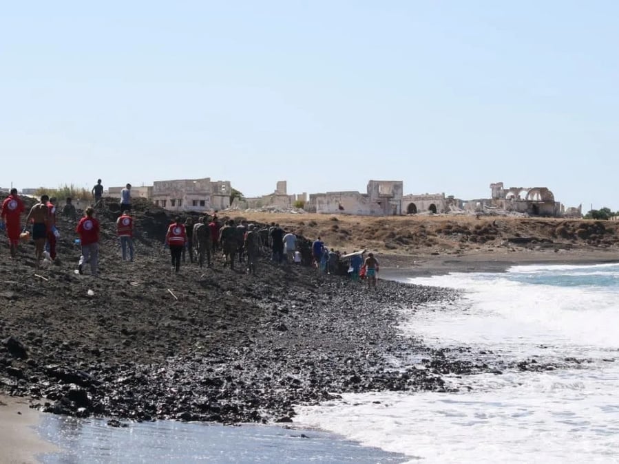 Des membres du croissant-rouge syrien travaillent sur le rivage apres le naufrage d'un bateau de migrants, a tartous
