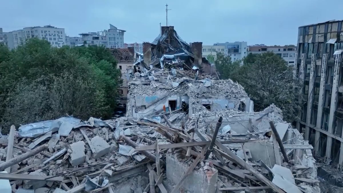 Une roquette russe frappe un immeuble a lviv