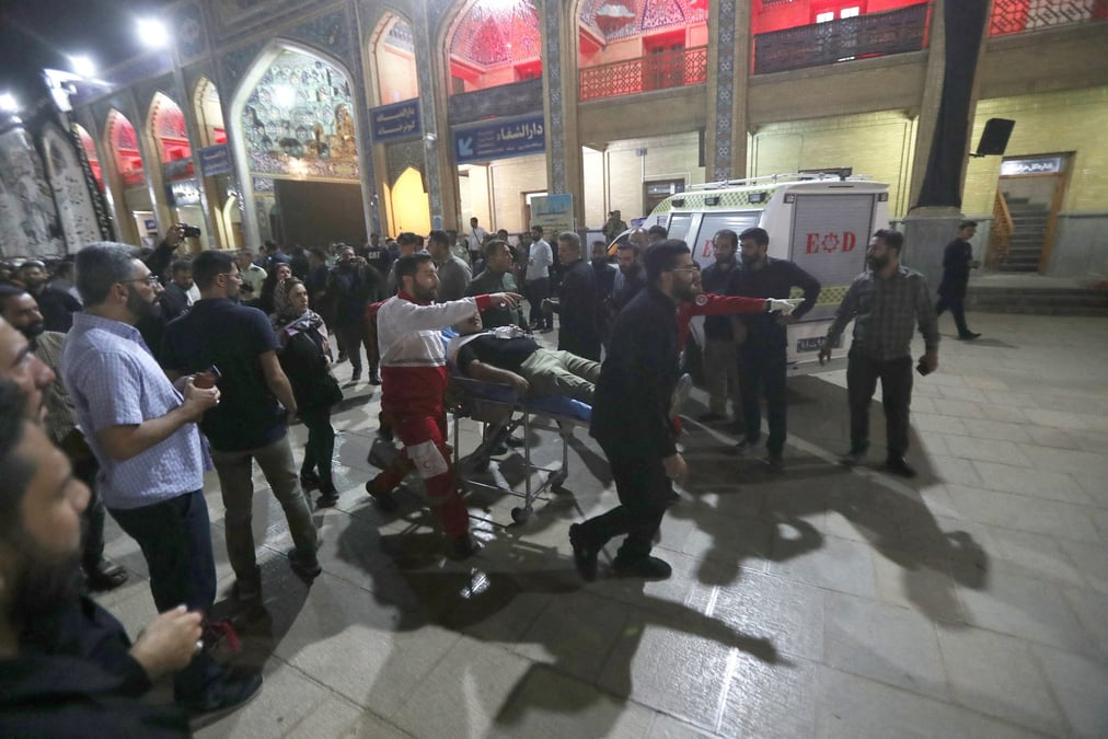 Les sauveteurs transportent une personne blessee a shiraz, en iran