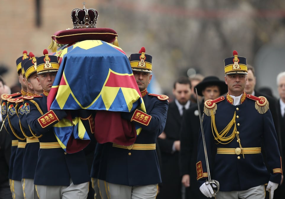 Les roumains rendent un dernier hommage au roi michel