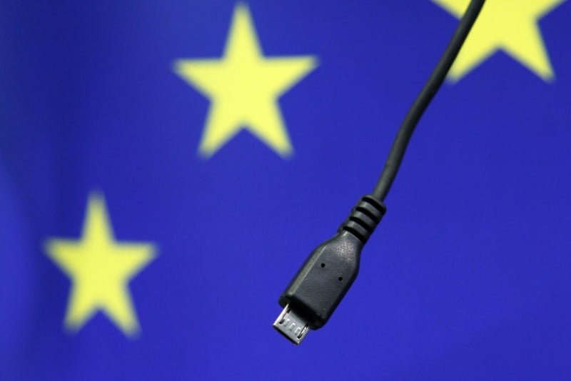 Chargeur telephonique unique: la ce donne des signes d'impatience