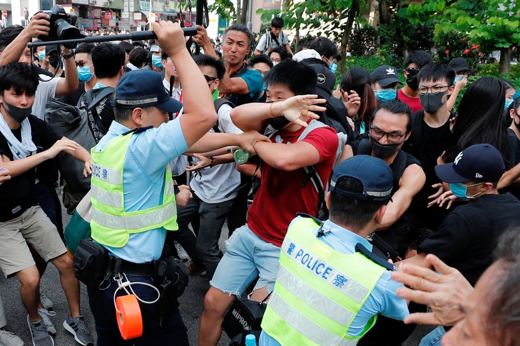 Nouveaux heurts a hong kong pendant une manifestation antichinoise