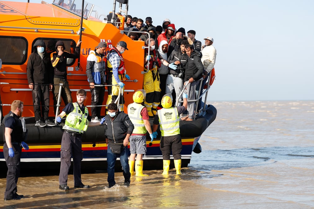Deux jeunes enfants parmi des migrants secourus dans la manche