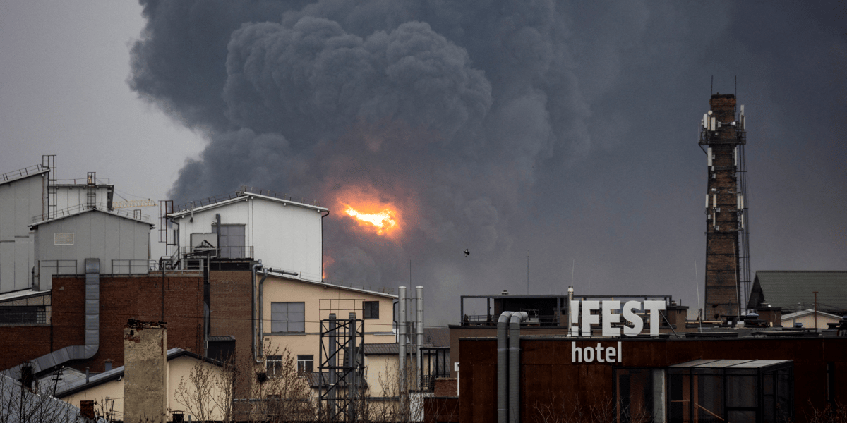 Ukraine: une ville proche de tchernobyl aux mains des russes, biden traite poutine de "boucher"
