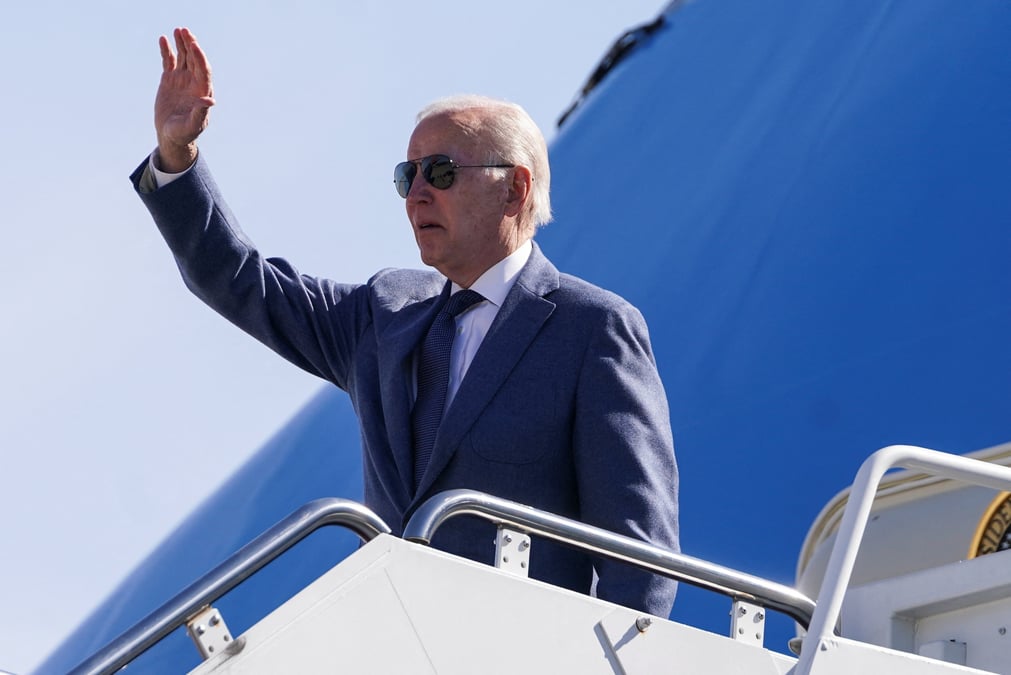 Photo de joe biden embarquant pour l'irlande