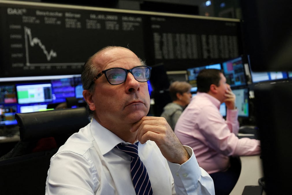 Des traders travaillent a la bourse de francfort