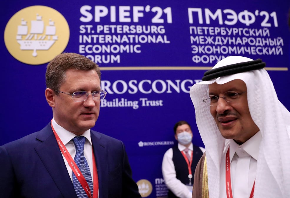 Photo d'archives: le ministre saoudien de l'energie, le prince abdoulaziz ben salman, et le vice-premier ministre russe, alexander novak