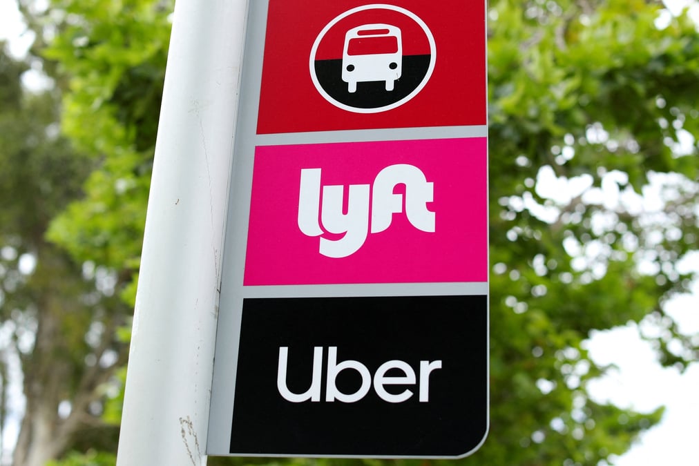 Photo d'archives: un panneau indique un lieu de rendez-vous pour les utilisateurs de lyft et uber a l'universite d'etat de san diego